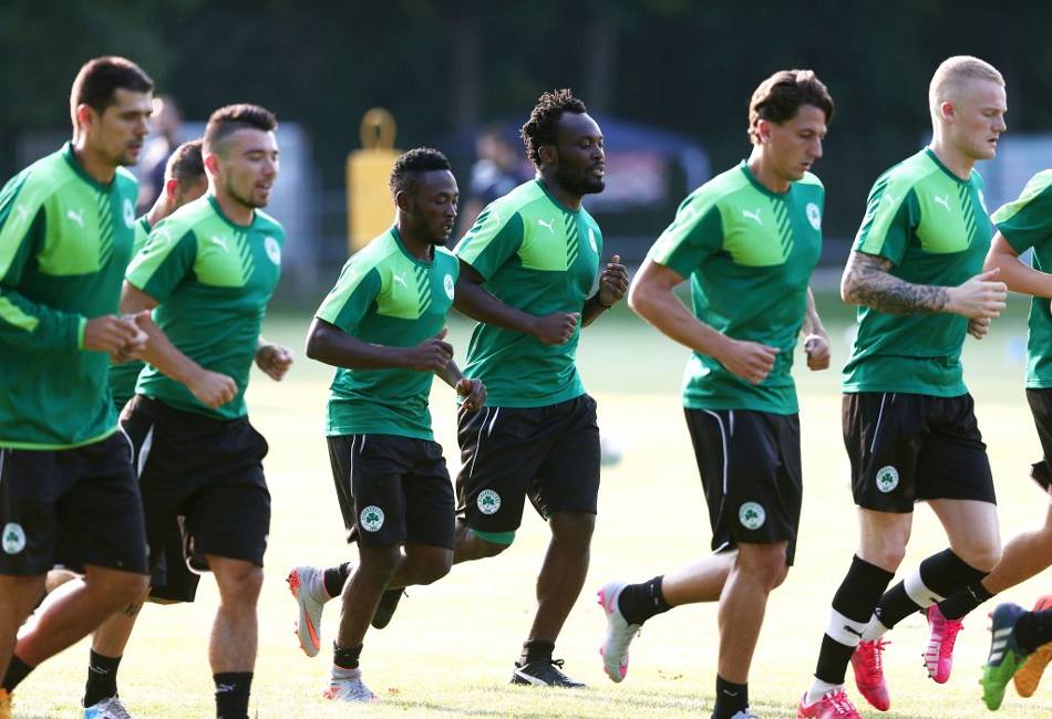 Μια ντουζίνα απουσίες...