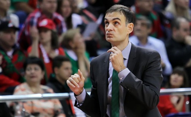 Τότε γιατί τον διώξατε με τις... κλωτσιές; (pic)