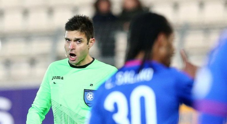 Παίκτης του Πλατανιά δέχτηκε αναπτήρα και ο Σπάθας τον... έγραψε! (video)