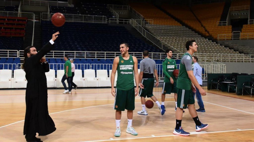 Ο Μποχωρίδης... τρόλλαρε τον παπά! (pic)