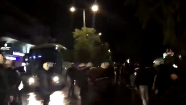 Αποδοκίμασαν έντονα: Στο ξενοδοχείο 50 οπαδοί! (vid-pics)