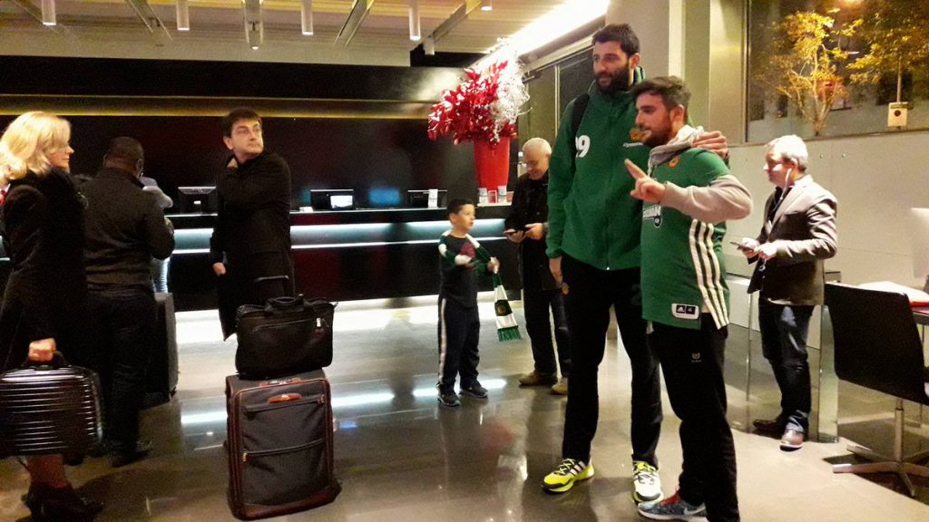 "Ντόπες" κόσμου στο ξενοδοχείο για τους παίκτες του Παναθηναϊκού (pic)