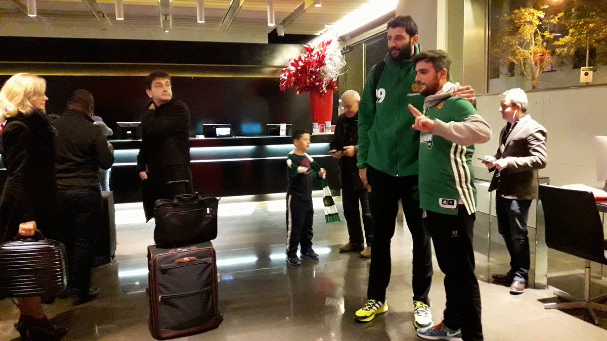 "Ντόπες" κόσμου στο ξενοδοχείο για τους παίκτες του Παναθηναϊκού (pic)