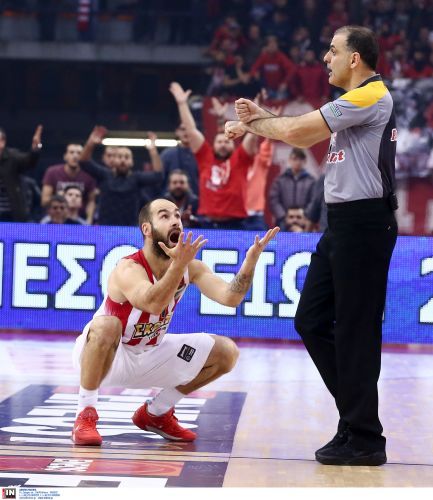 Τα νέα λάβαρα... ξεφτίλα στο ΣΕΦ μετά τον ημιτελικό! (pics)
