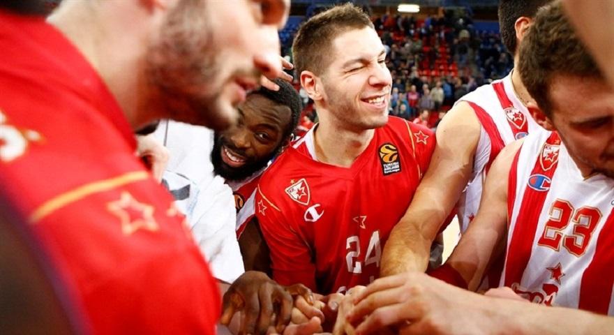 Κοιμήθηκαν στα παγκάκια οι παίκτες του Ερ. Αστέρα (pic)