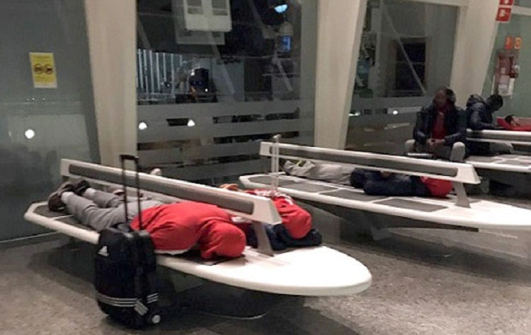 Κοιμήθηκαν στα παγκάκια οι παίκτες του Ερ. Αστέρα (pic)