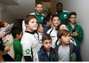 Υπέγραψαν αυτόγραφα στους ηγέτες του μέλλοντος (pics)