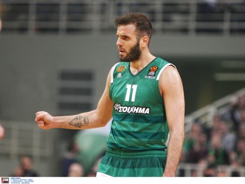 Γιορτάζει τις απόκριες με περούκα ο Παππάς! (pic)