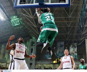 Καρέ-καρέ το εντυπωσιακό κάρφωμα του Κένι Γκάμπριελ! (pics) Καρέ-καρέ το εντυπωσιακό κάρφωμα του Κένι Γκάμπριελ! (pics)