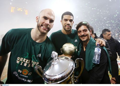 O Γιαννακόπουλος με την κούπα (pics)