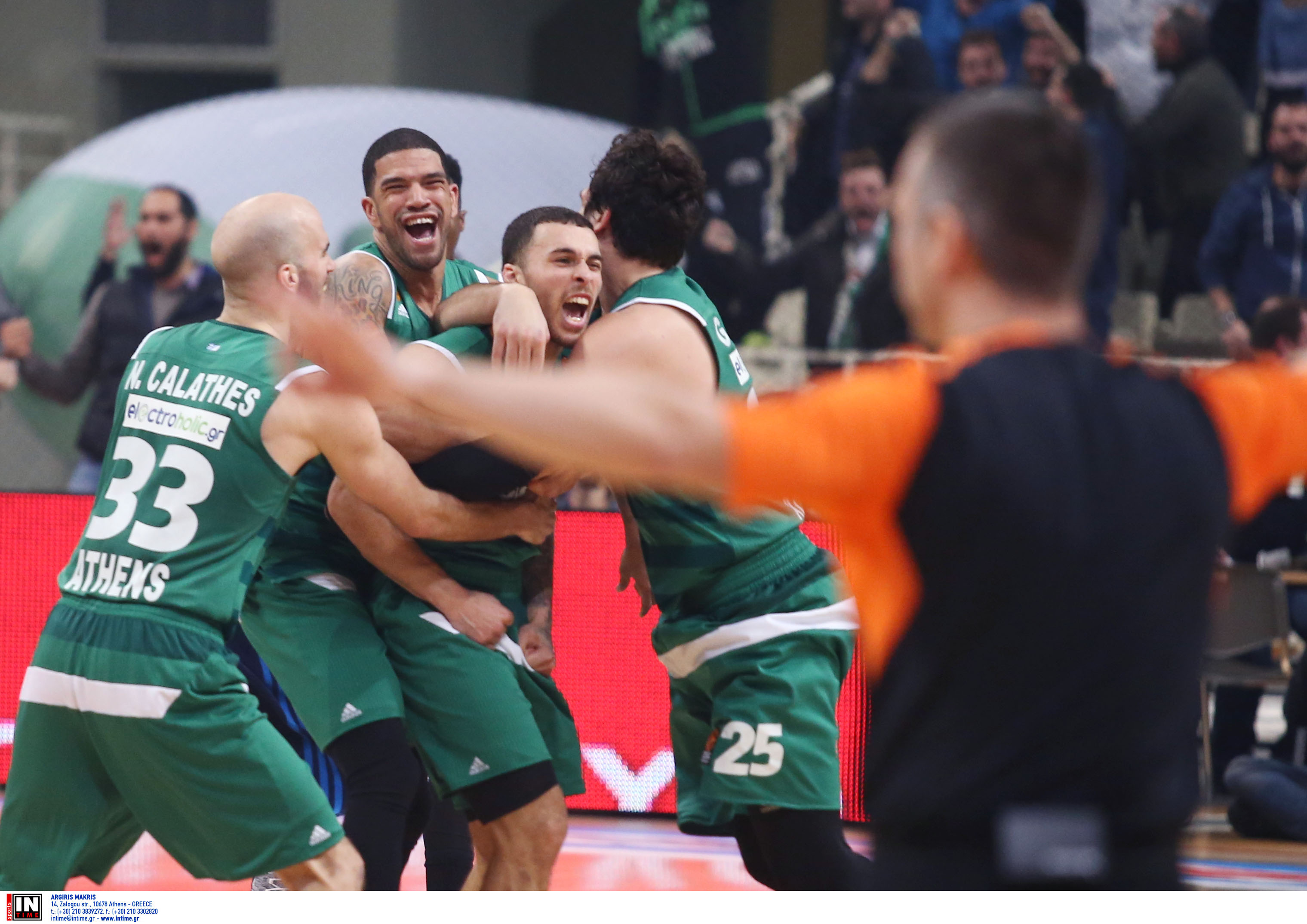 Ένα κουβάρι οι παίκτες μετά το τρίποντο του Τζέιμς! (pics)