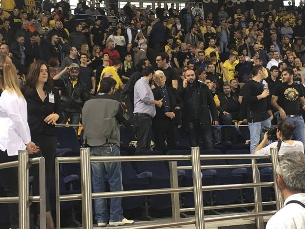 Ένταση στα επίσημα