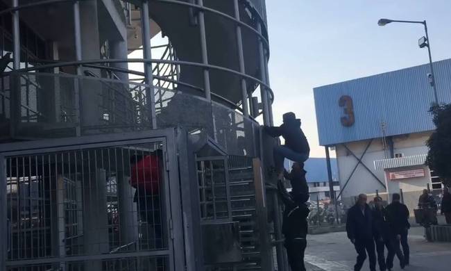 ΒΙΝΤΕΟ-ΣΟΚ: Έτσι μπήκαν στο Αλεξάνδρειο οι οπαδοί του Άρη! (vid)