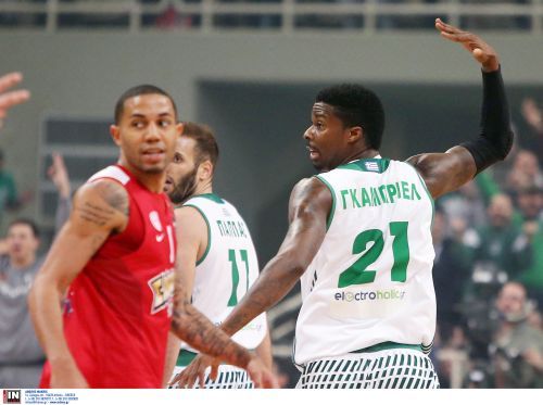 "Δεν πρέπει να σκύβουμε το κεφάλι, αλλά να συνεχίσουμε να παίζουμε"