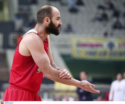 ΣΟΚ! Έβαλαν τους "ειδικούς" να "χτίσουν" παράγκα και στο μπάσκετ!