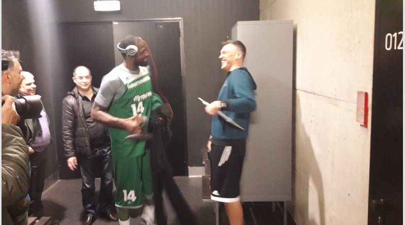 ΜΥΘΙΚΗ ατάκα Σάρας σε Γκιστ!