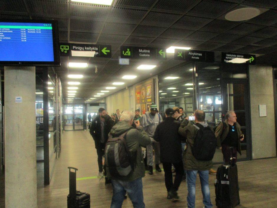 "Ντού" Λιθουανών στο αεροδρόμιο στους παίκτες του Εξάστερου!  (pics)