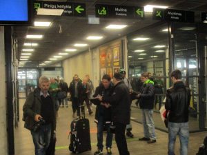 "Ντού" Λιθουανών στο αεροδρόμιο στους παίκτες του Εξάστερου!  (pics)