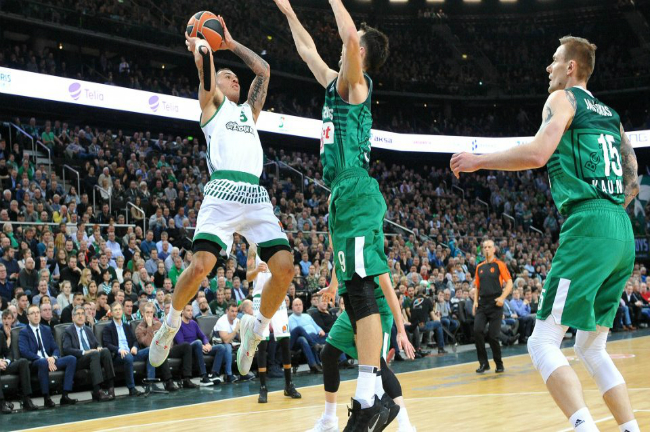 Έσπασε τα... καλάθια για δεύτερη φορά (pic)