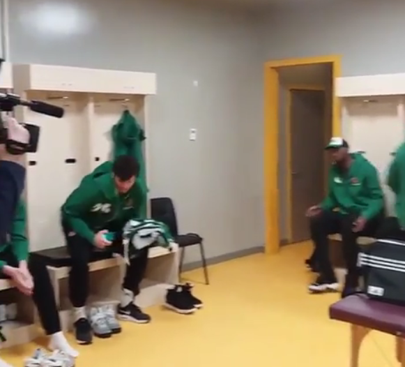 Στα πράσινα αποδυτήρια πριν τη "μάχη" (vid)