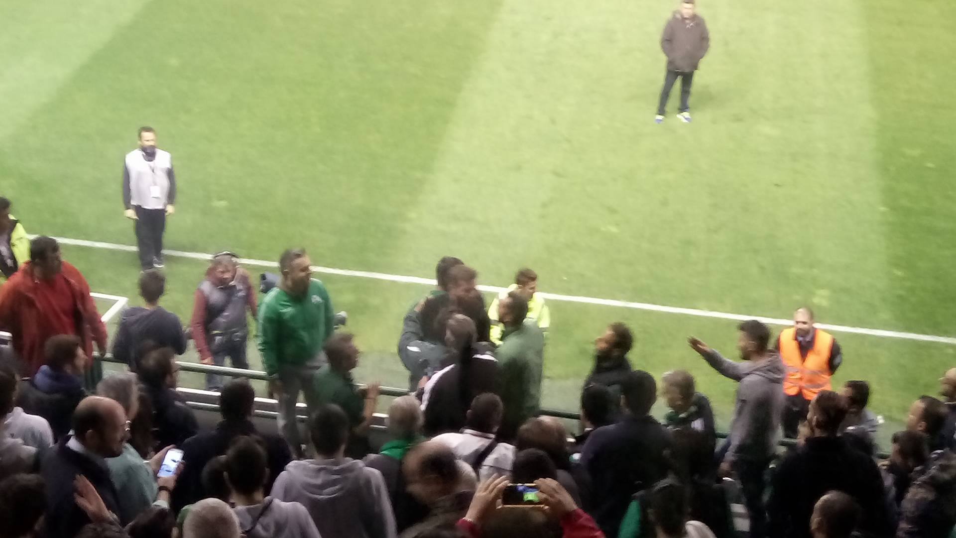 ΑΠΙΣΤΕΥΤΟ ΣΚΗΝΙΚΟ: Πήγαν... σηκωτό τον Παππά στη 13, όπου αποθεώθηκε! (vid-pics)