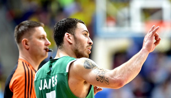 Νέος διάλογος Τζέιμς με οπαδό για το μέλλον του και τον Γιαννακόπουλο