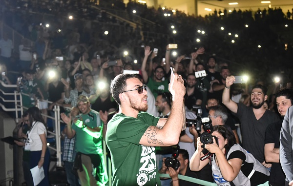 Ζωάρα στη Μύκονο για Τζέιμς! (pics)