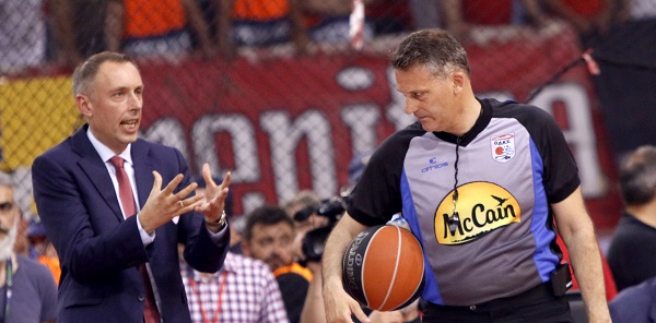 Πρόκληση με τους διαιτητές στο ΣΕΦ, τους έδωσαν συγχαρητήρια