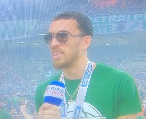 Τρομερή εμφάνιση από Τζέιμς στη φιέστα! (pic)