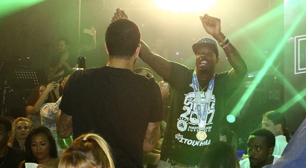 Όλα όσα έγιναν στο γλέντι του Παναθηναϊκού στα μπουζούκια (vids & pics) Όλα όσα έγιναν στο γλέντι του Παναθηναϊκού στα μπουζούκια