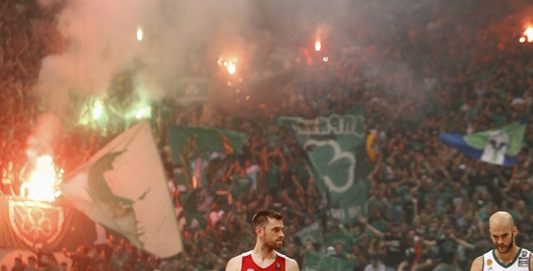 Μαθήματα εξέδρας από τους φίλους του «Τριφυλλιού» (pics & vids)