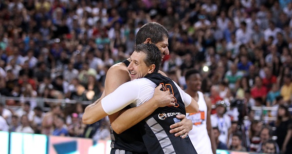 Ούτε να... φάει δεν αφήνει τον Διαμαντίδη ο Παπαδόπουλος! (pic)