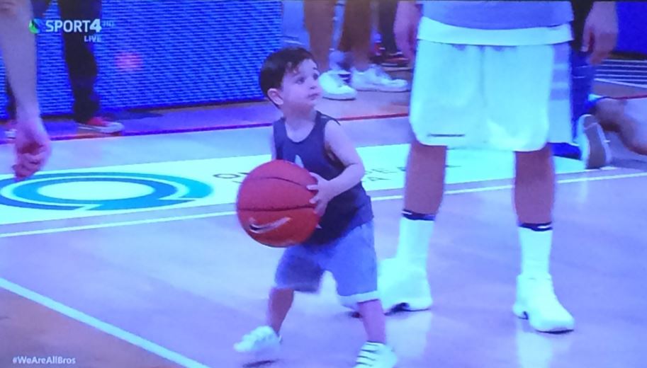 Ο Διαμαντίδης junior έγινε viral, παίζοντας... μπάσκετ στο ΟΑΚΑ! (pic)