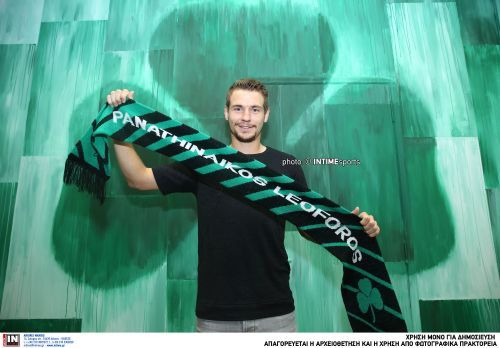 Ο Κολοβέτσιος... ποζάρει με σημαία και κασκόλ του Παναθηναϊκού (pics)