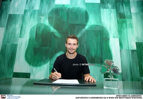 Ο Κολοβέτσιος... ποζάρει με σημαία και κασκόλ του Παναθηναϊκού (pics)