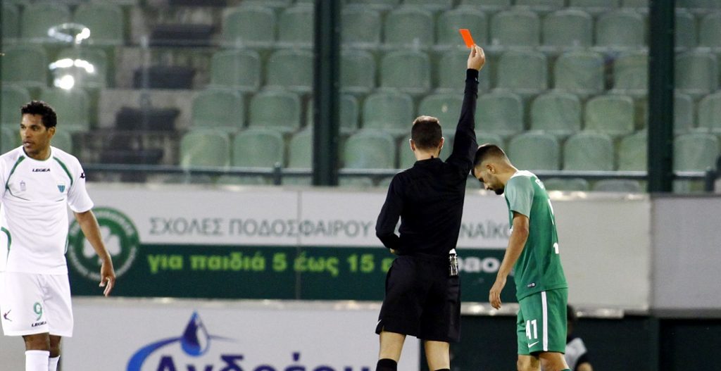 Η κόκκινη στον Ευαγγέλου και το "δολοφονικό" βλέμμα του Ουζουνίδη στον παίκτη! (vid)
