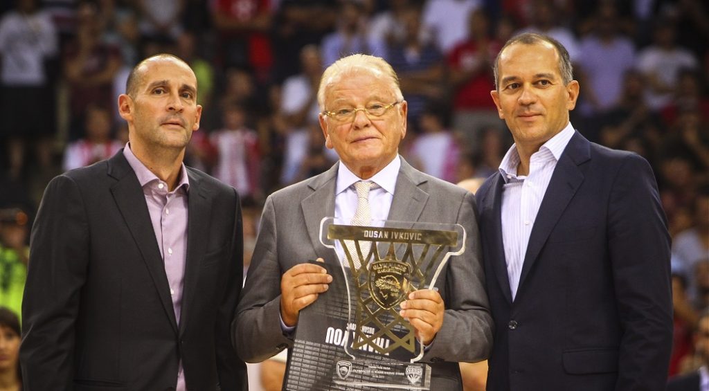 VIRAL - Αναμνηστικό με καταγγελίες έδωσαν οι Αγγελόπουλοι στον Ίβκοβιτς (pic)