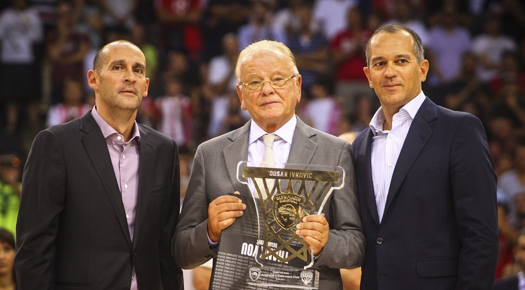 VIRAL - Αναμνηστικό με καταγγελίες έδωσαν οι Αγγελόπουλοι στον Ίβκοβιτς (pic)