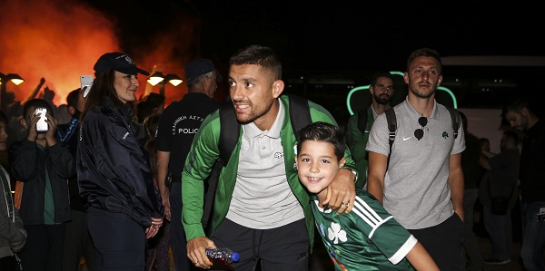 Θερμή υποδοχή για την αποστολή του Παναθηναϊκού στη Λαμία!