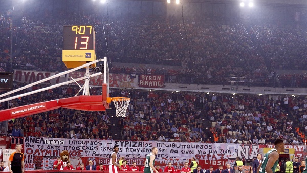 Το "λάθος" στο πανό των γαύρων που λίγοι πρόσεξαν! (pic)