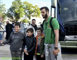 Πανικός από παιδιά στην άφιξη του Εξάστερου (pics)