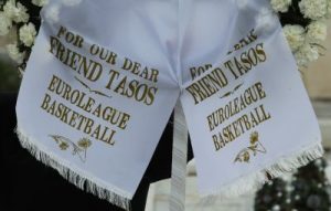 Συγκίνηση στο τρισάγιο για τον Τάσσου Στεφάνου (pics)