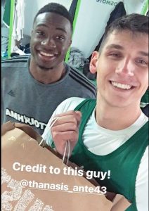 Πήρε δώρα στους συμπαίκτες του ο Αντετοκούνμπο (pic)