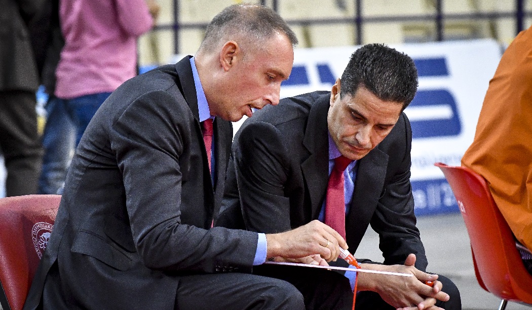 Σκούζουν οι κόκκινες φυλλάδες! (pics)