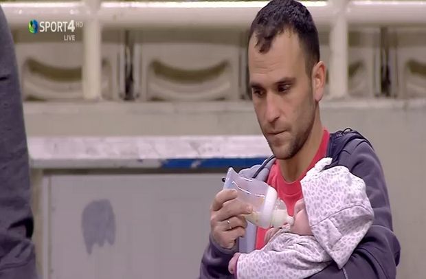 Φοβερή στιγμή με... babysitting στο ΟΑΚΑ!