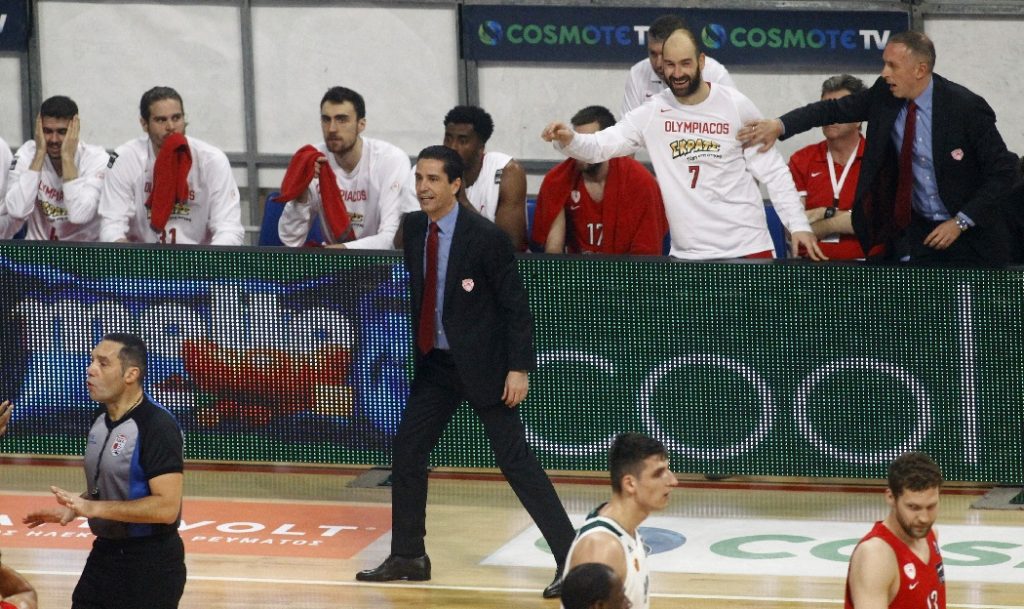 «Θα μπορούσατε να έχετε τιμωρήσει τη συμπεριφορά του πάγκου του Ολυμπιακού»