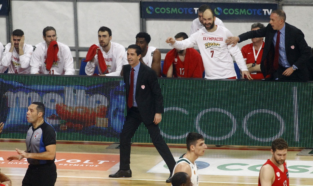 «Θα μπορούσατε να έχετε τιμωρήσει τη συμπεριφορά του πάγκου του Ολυμπιακού»