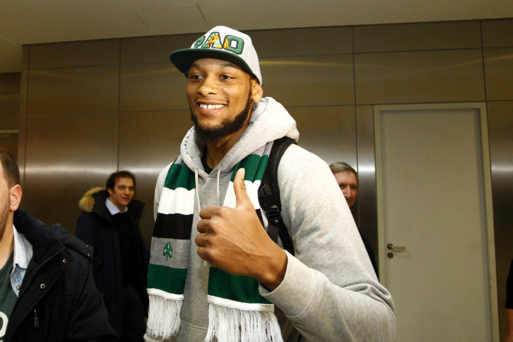 Με κασκόλ και καπέλο Παναθηναϊκού ο Πέιν στην άφιξή τους (pics)