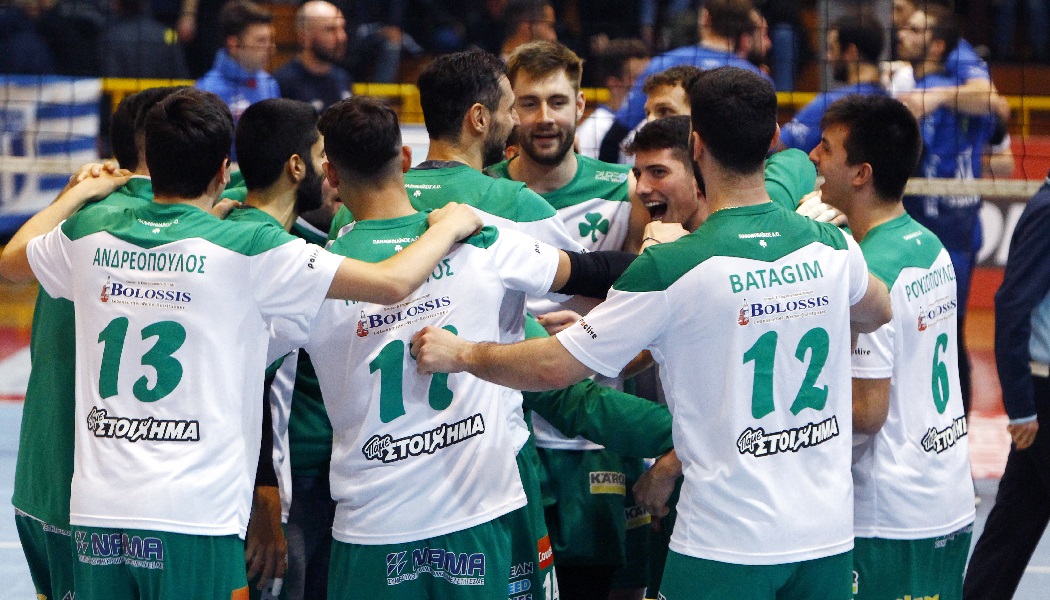 Ανατριχίλα: Παίκτες και κόσμος τραγουδούν τον ύμνο μετά τη νίκη στο Αιγίνιο (vid)