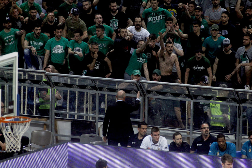 Έπιασε... συζήτηση με τους οπαδούς ο προκλητικός συνεργάτης του Λάσο